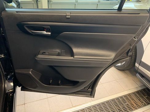 Used 2023 Toyota Highlander L image 21