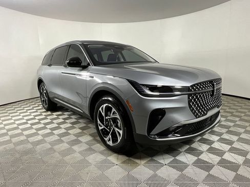 Used 2025 Lincoln Nautilus Premier image 6