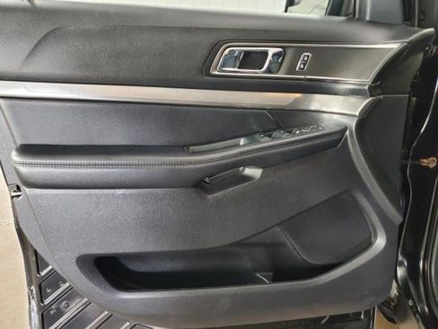 Used 2018 Ford Explorer XLT w/ XLT Technology Feature Bundle AWD/4WD image 11