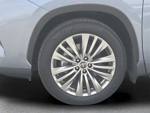 Used 2024 Toyota Highlander Platinum image 9