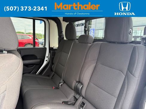 Used 2023 Jeep Gladiator Overland AWD/4WD image 13