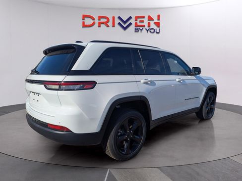 New 2025 Jeep Grand Cherokee Altitude image 9