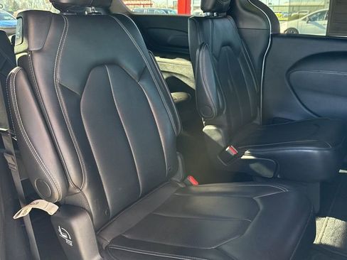 Used 2025 Chrysler Pacifica Select image 28