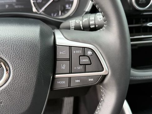 Used 2026 Toyota Highlander XLE AWD/4WD image 15