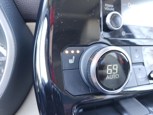 Used 2022 Toyota Highlander XLE image 8