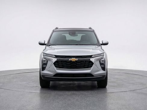 Used 2025 Chevrolet TrailBlazer LT w/ Driver Confidence Package image 2