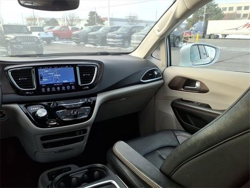 Used 2017 Chrysler Pacifica Touring-L Plus image 13