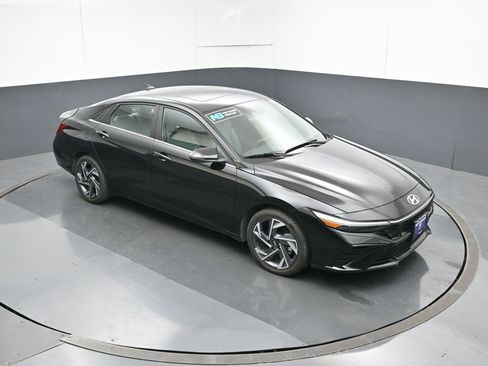 Used 2025 Hyundai Elantra Limited image 51