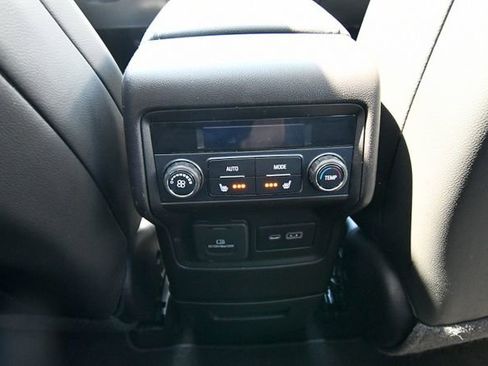 Used 2022 GMC Acadia SLT w/ Elevation Edition AWD/4WD image 17