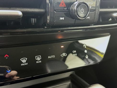 Certified 2025 Nissan Kicks SR FWD image 22