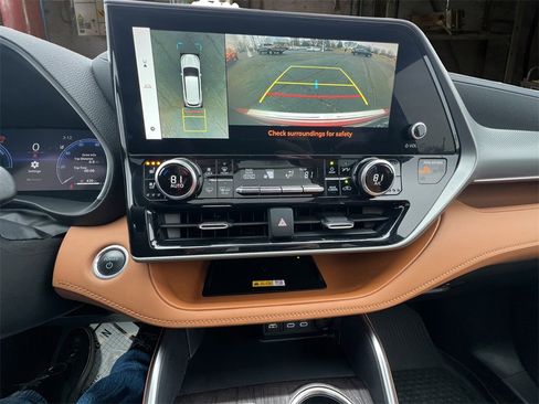 Used 2024 Toyota Highlander Platinum image 24