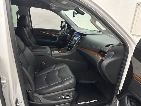Used 2020 Cadillac Escalade ESV 4WD image 59