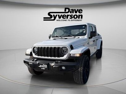 New 2025 Jeep Gladiator Nighthawk