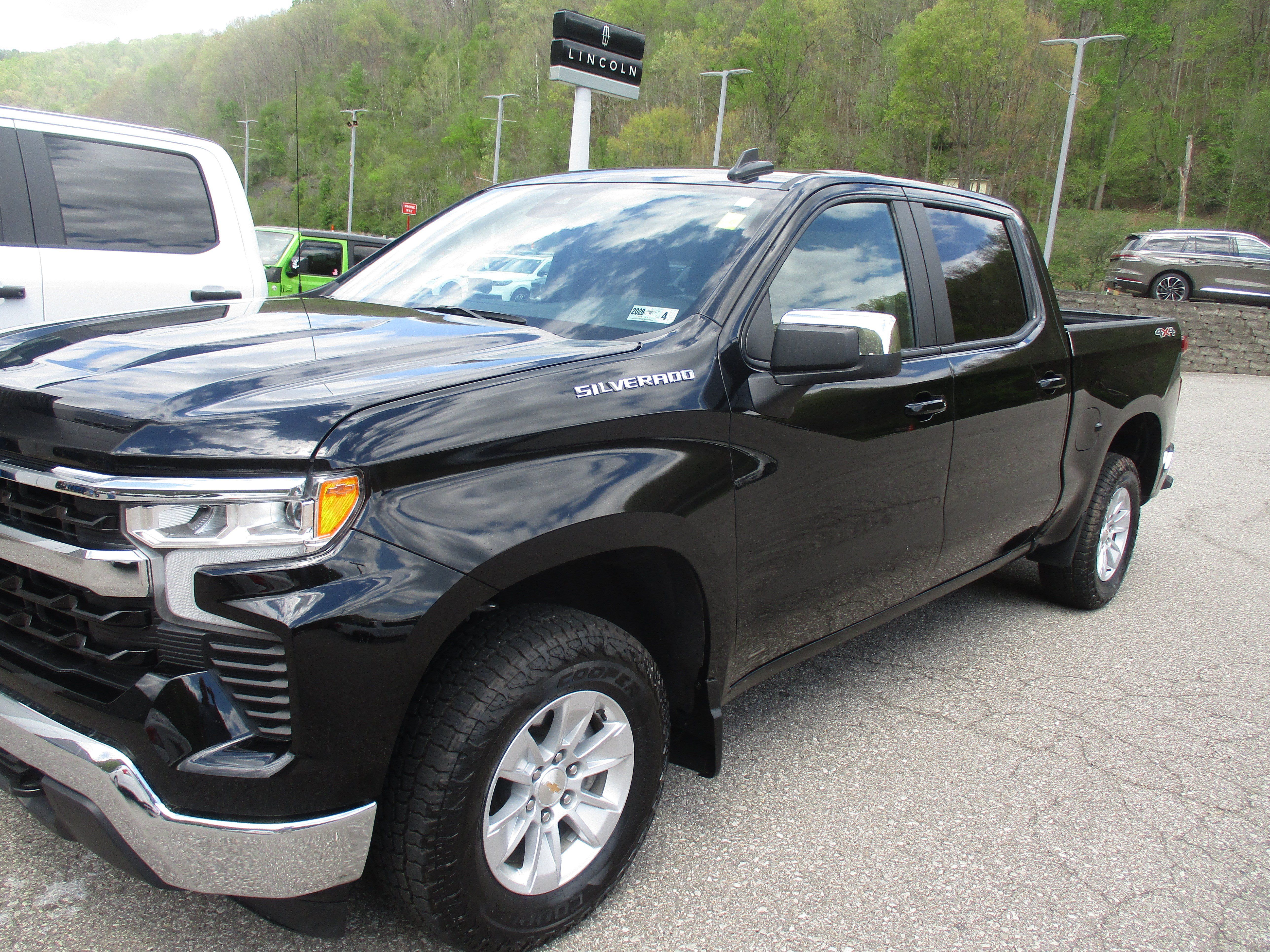 Used 2025 Chevrolet Silverado 1500 LT AWD/4WD image 8