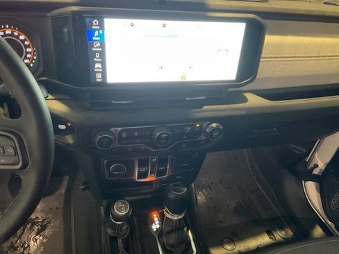 Used 2024 Jeep Gladiator Sport image 12