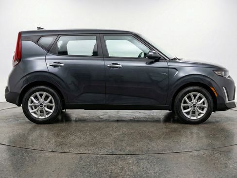 Used 2025 Kia Soul LX w/ LX Technology Package FWD image 11