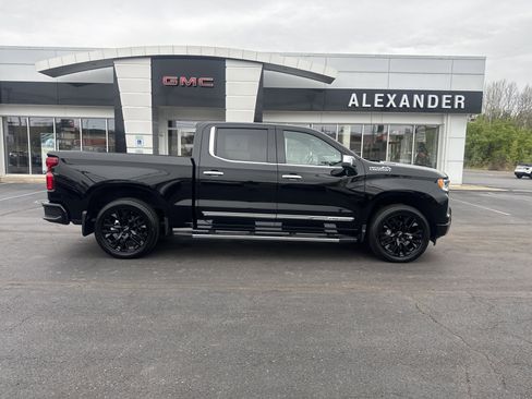 Used 2025 Chevrolet Silverado 1500 High Country w/ Technology Package AWD/4WD image 2