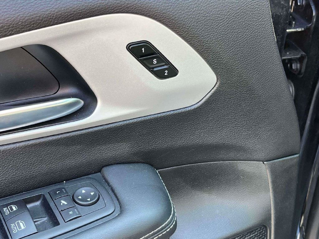 Used 2025 Chrysler Pacifica Limited FWD image 15