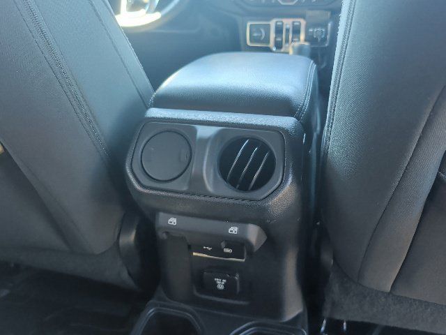 Used 2018 Jeep Wrangler Unlimited Sahara AWD/4WD image 11
