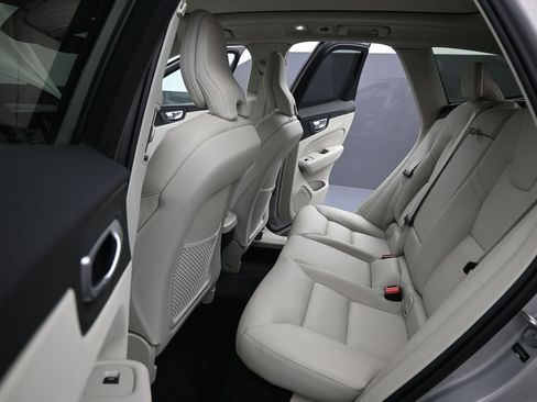 Certified 2024 Volvo XC60 B5 Plus AWD/4WD image 21