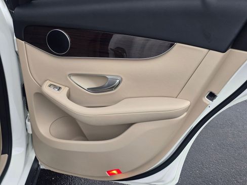 Used 2020 Mercedes-Benz GLC 300 4MATIC image 25