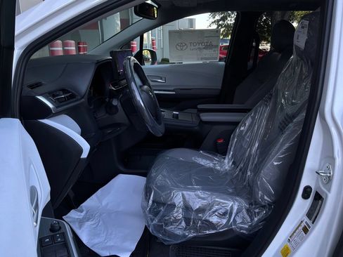 New 2026 Toyota Sienna XLE FWD image 9