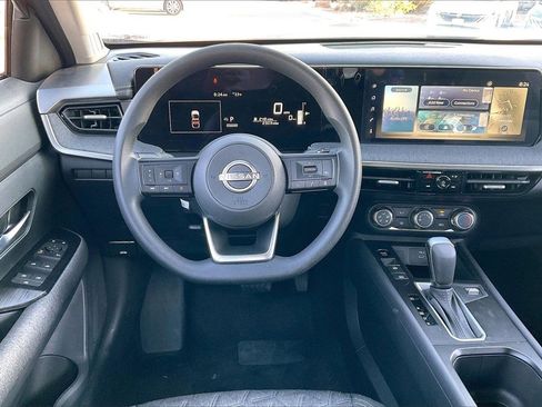 Used 2025 Nissan Kicks SV image 5