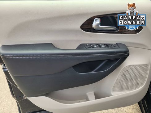 Used 2023 Chrysler Pacifica Limited FWD image 15
