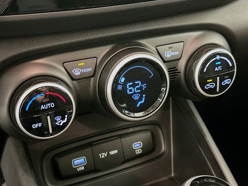 Used 2025 Hyundai Venue SEL image 23