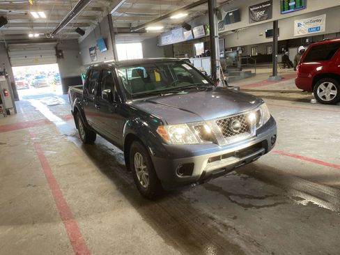 Used 2020 Nissan Frontier SV w/ SV Utility Package image 2