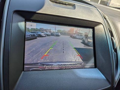 Used 2020 Ford Edge SE FWD image 19