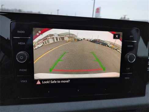 Used 2025 Volkswagen Jetta SE w/ Sunroof Package image 23