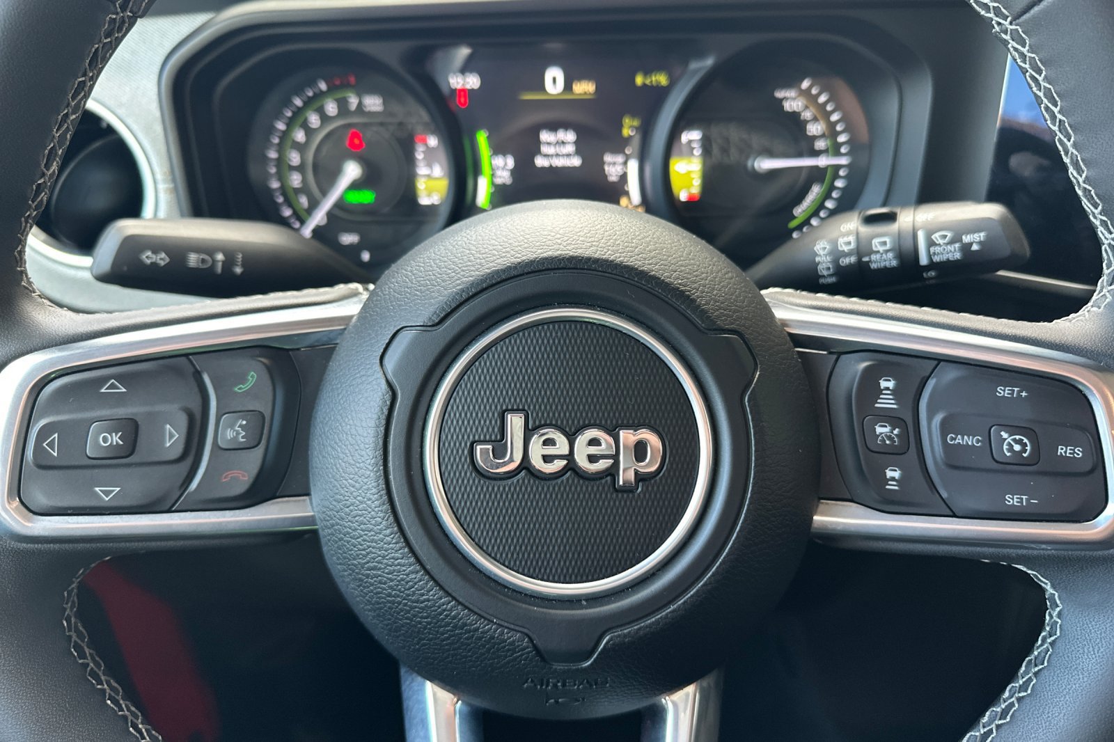 Used 2025 Jeep Wrangler Unlimited Sahara w/ Safety Group AWD/4WD image 23