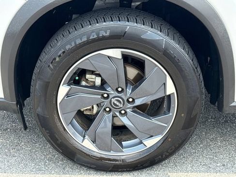Used 2025 Nissan Rogue SV FWD image 11