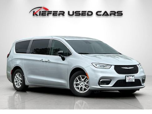 Used 2024 Chrysler Pacifica Touring-L FWD image 2