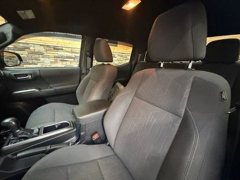 Used 2019 Toyota Tacoma TRD Sport AWD/4WD image 12