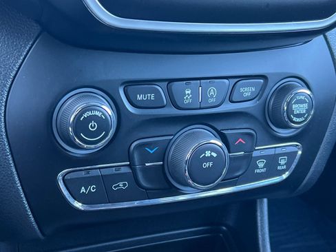 Used 2019 Jeep Cherokee Latitude Plus image 20