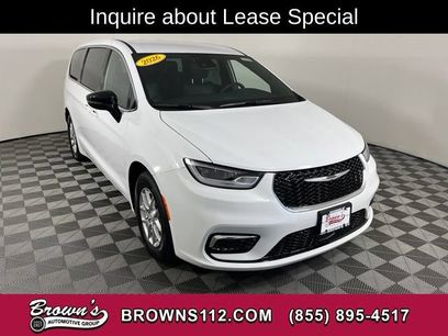 Used 2026 Chrysler Pacifica Select