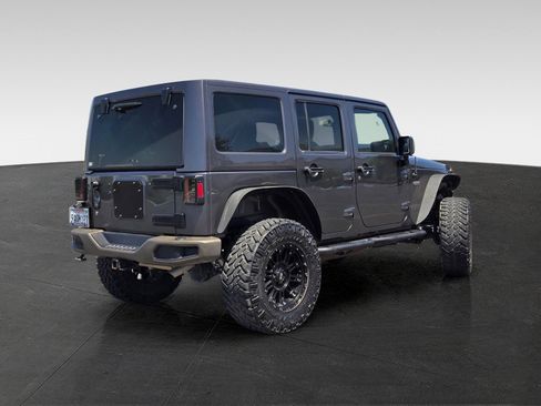 Used 2017 Jeep Wrangler Unlimited Sahara AWD/4WD image 4