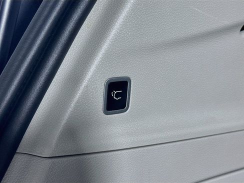 Used 2024 Chrysler Pacifica Touring-L FWD image 27