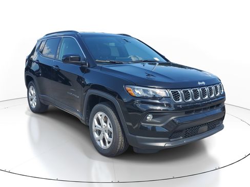 Used 2024 Jeep Compass Latitude AWD/4WD image 2