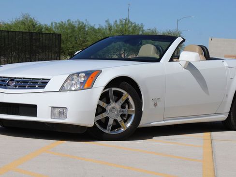 Used 2008 Cadillac XLR RWD image 3