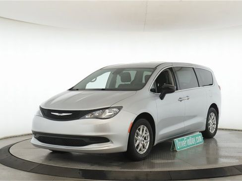 Used 2024 Chrysler Voyager LX image 10