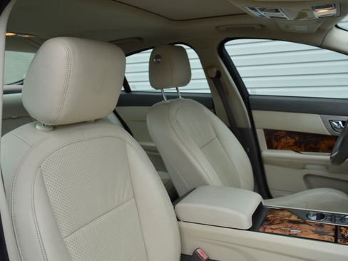 Used 2010 Jaguar XF Premium image 19