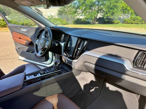 Used 2020 Volvo XC60 T5 Momentum w/ Protection Package Premier AWD/4WD image 22