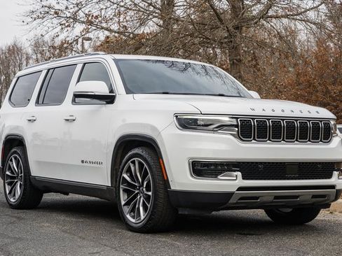 Used 2022 Jeep Wagoneer Series III w/ Premium Group I image 2