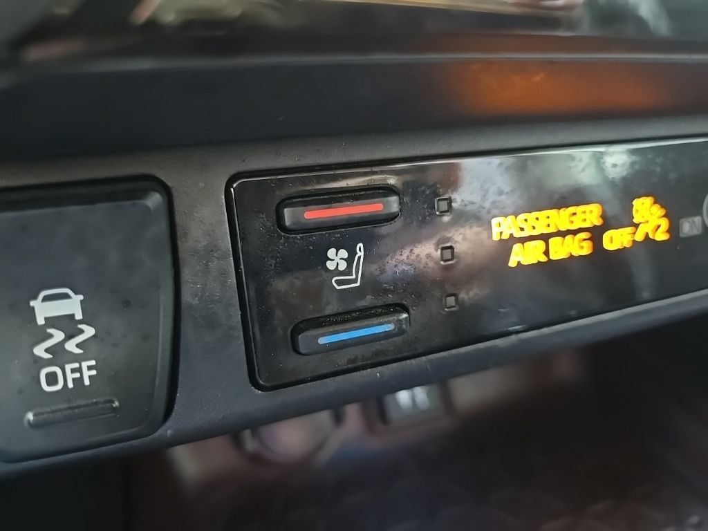 Used 2019 Toyota RAV4 Limited w/ Cold Weather Package AWD/4WD image 58