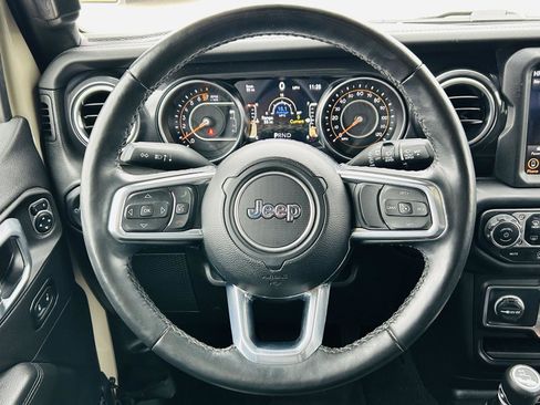 Used 2022 Jeep Wrangler Unlimited Sahara AWD/4WD image 11