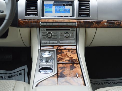 Used 2010 Jaguar XF Premium image 34
