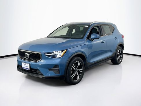 Used 2023 Volvo XC40 B5 Core w/ Convenience Package image 1